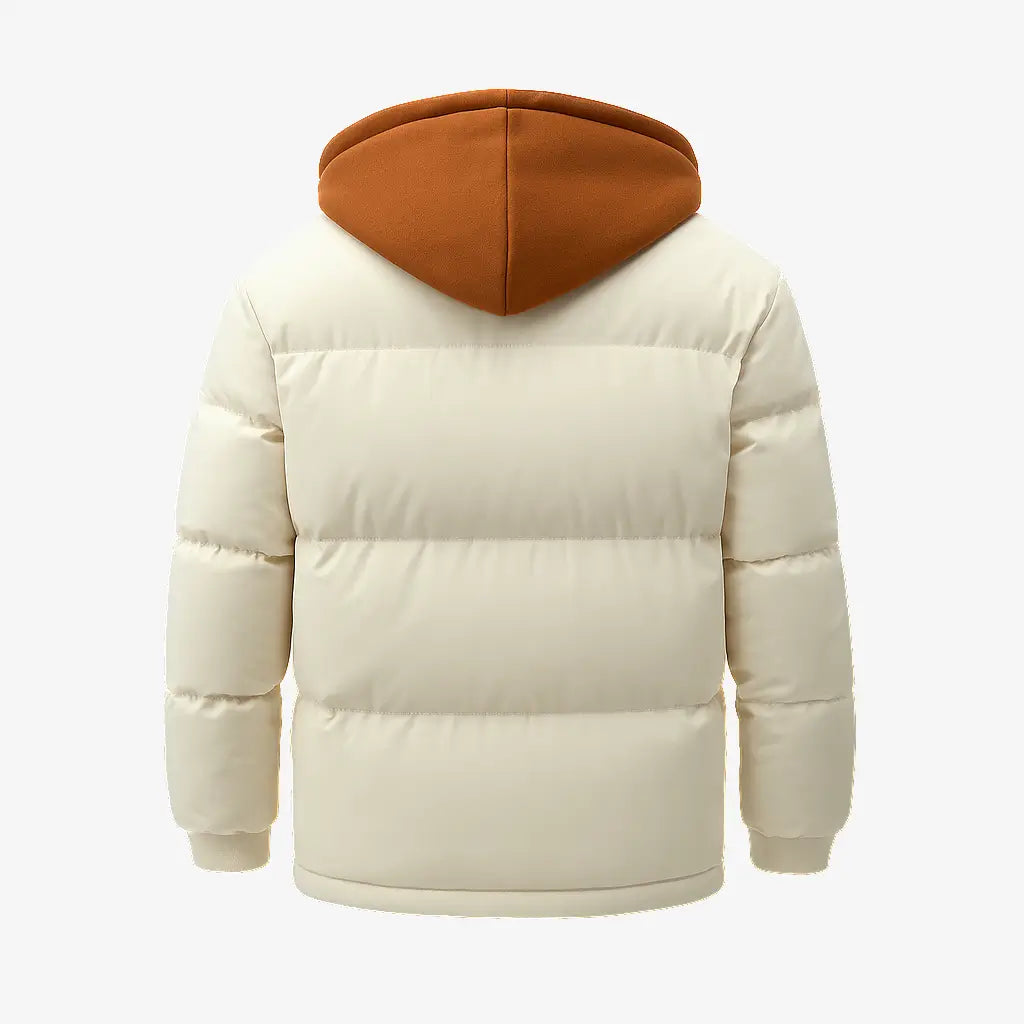 Homem vestindo jaqueta puffer masculina preta com capuz e forro interno marrom