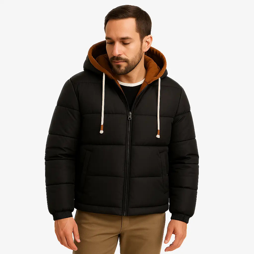 Homem vestindo jaqueta puffer masculina preta com capuz e forro interno marrom