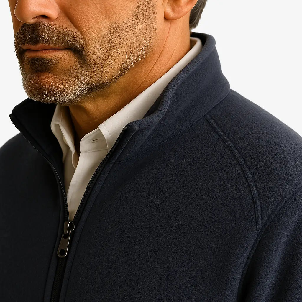 Jaqueta masculina em fleece com zíper frontal, ideal para dias frios. Confortável, leve e versátil para o outono e inverno.