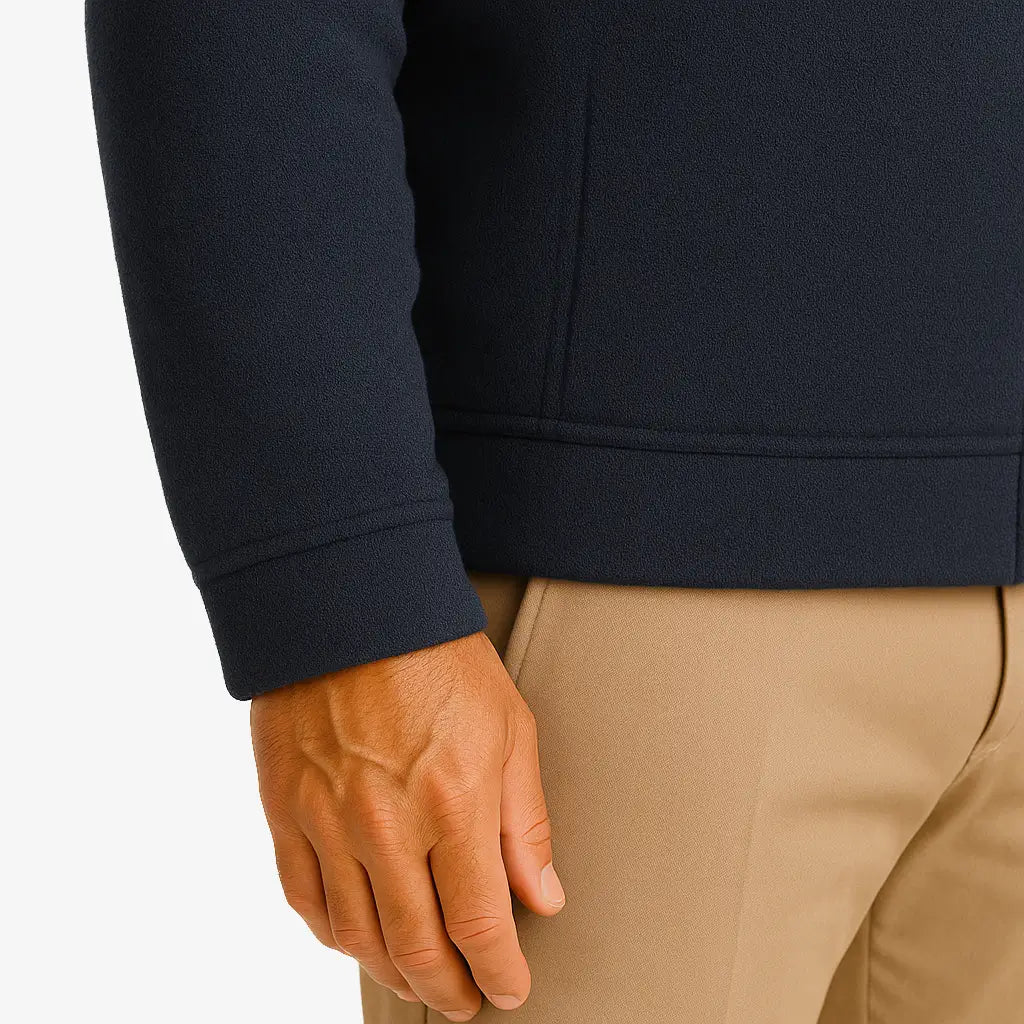 Jaqueta masculina em fleece com zíper frontal, ideal para dias frios. Confortável, leve e versátil para o outono e inverno.