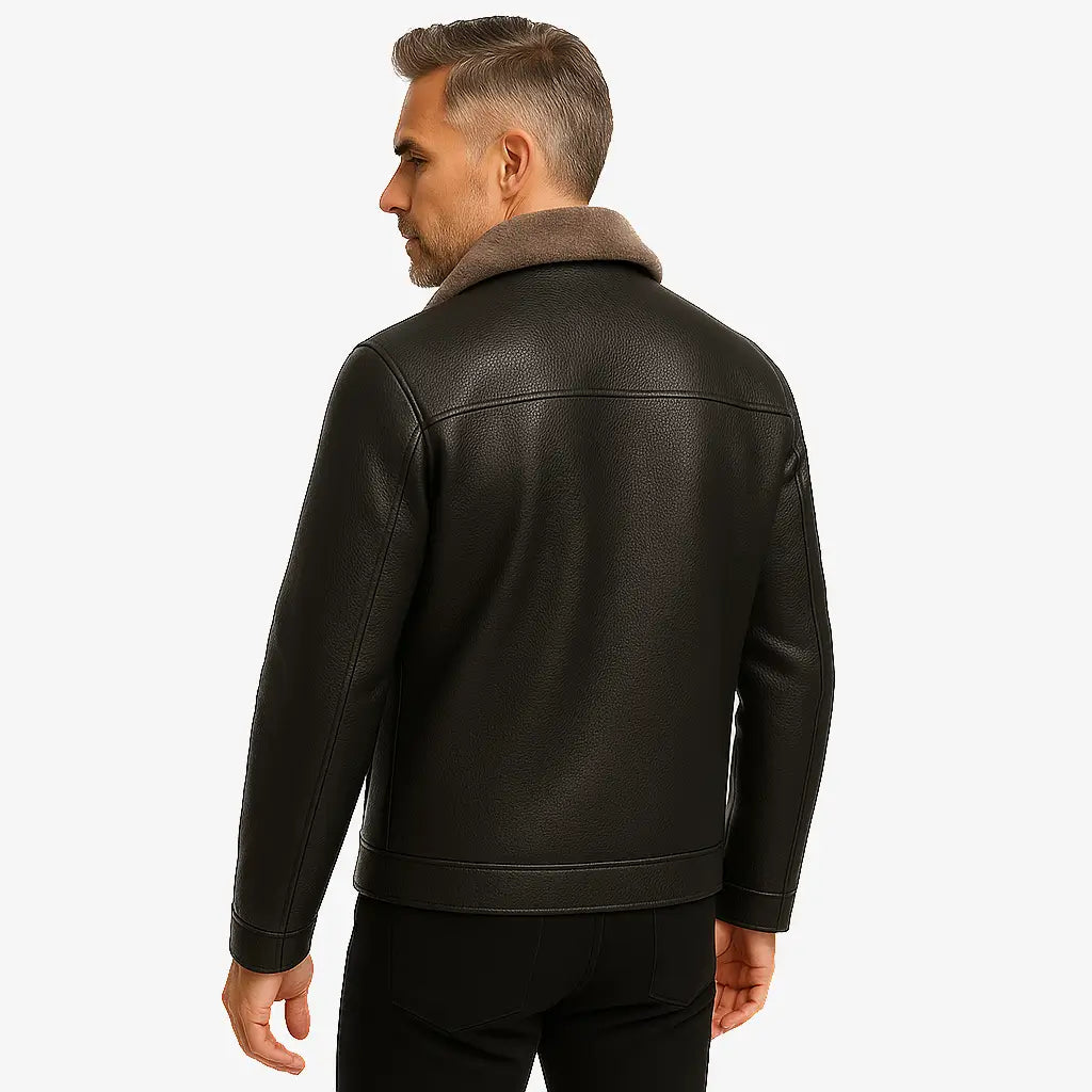 Homem vestindo jaqueta masculina de couro com gola e forro de cashmere
