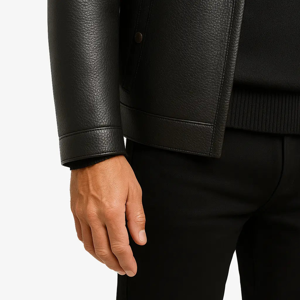 Homem vestindo jaqueta masculina de couro com gola e forro de cashmere