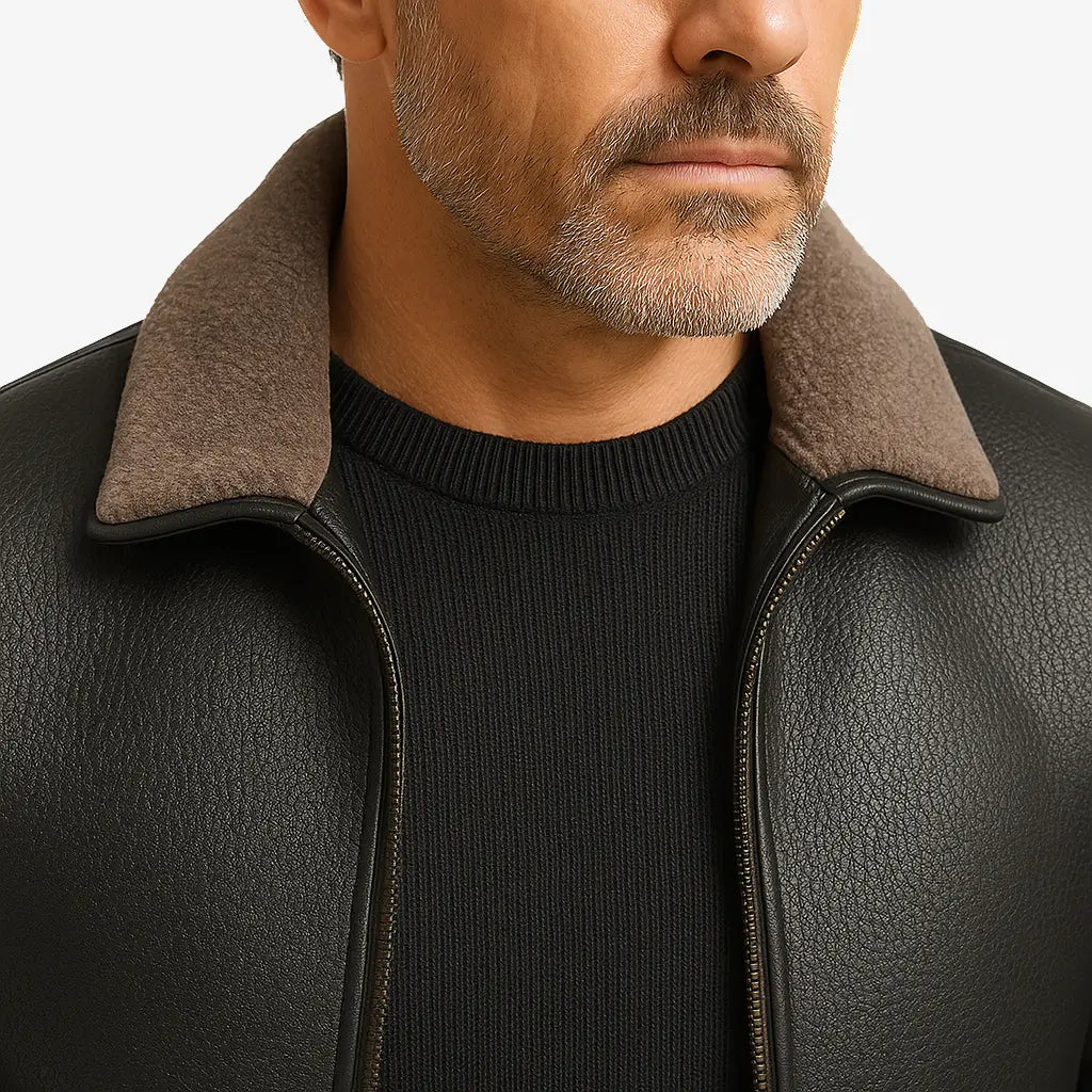 Homem vestindo jaqueta masculina de couro com gola e forro de cashmere