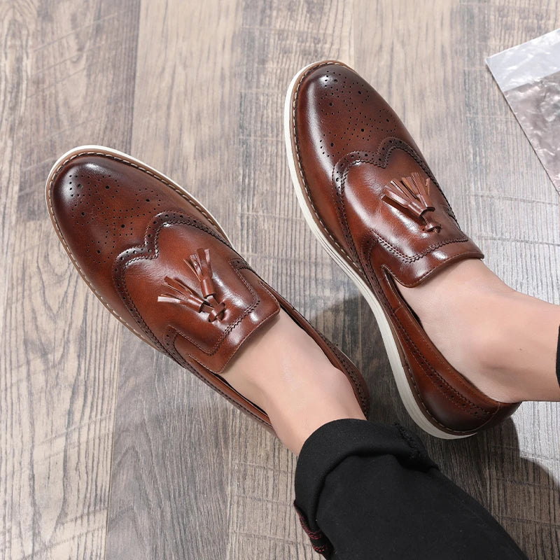 Loafer masculino em couro confortável, modelo social, ideal para uso diário.