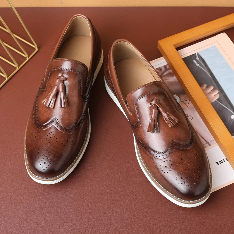 Loafer masculino em couro confortável, modelo social, ideal para uso diário.