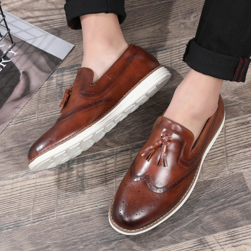 Loafer masculino em couro confortável, modelo social, ideal para uso diário.