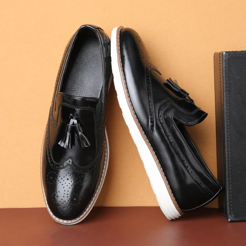 Loafer masculino em couro confortável, modelo social, ideal para uso diário.