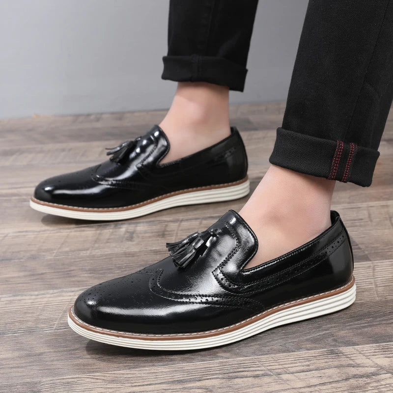 Loafer masculino em couro confortável, modelo social, ideal para uso diário.