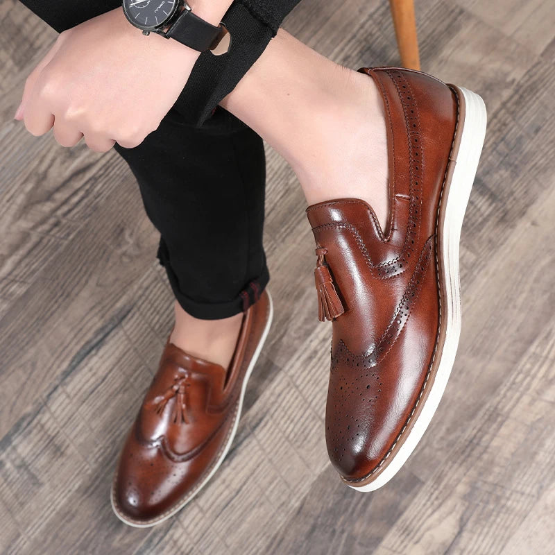 Loafer masculino em couro confortável, modelo social, ideal para uso diário.