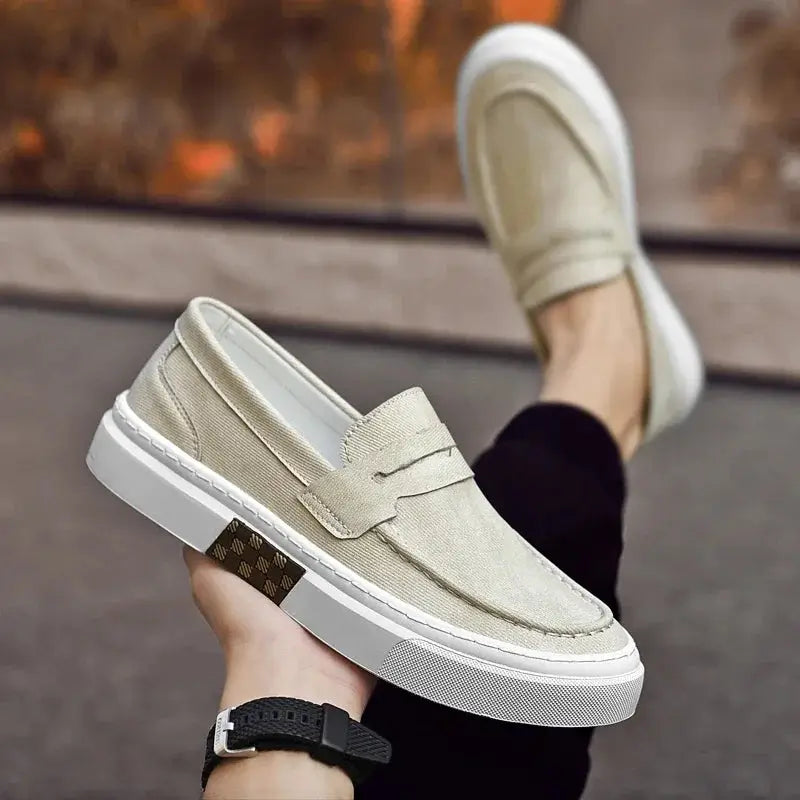 Loafer masculino em couro confortável, modelo casual, ideal para uso diário.
