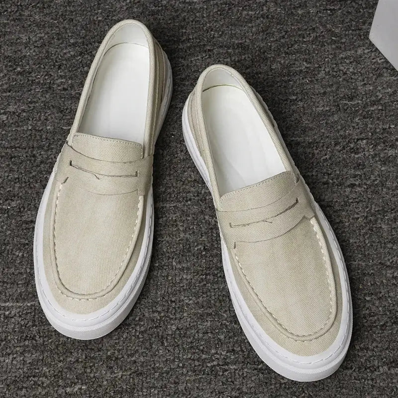 Loafer masculino em couro confortável, modelo casual, ideal para uso diário.