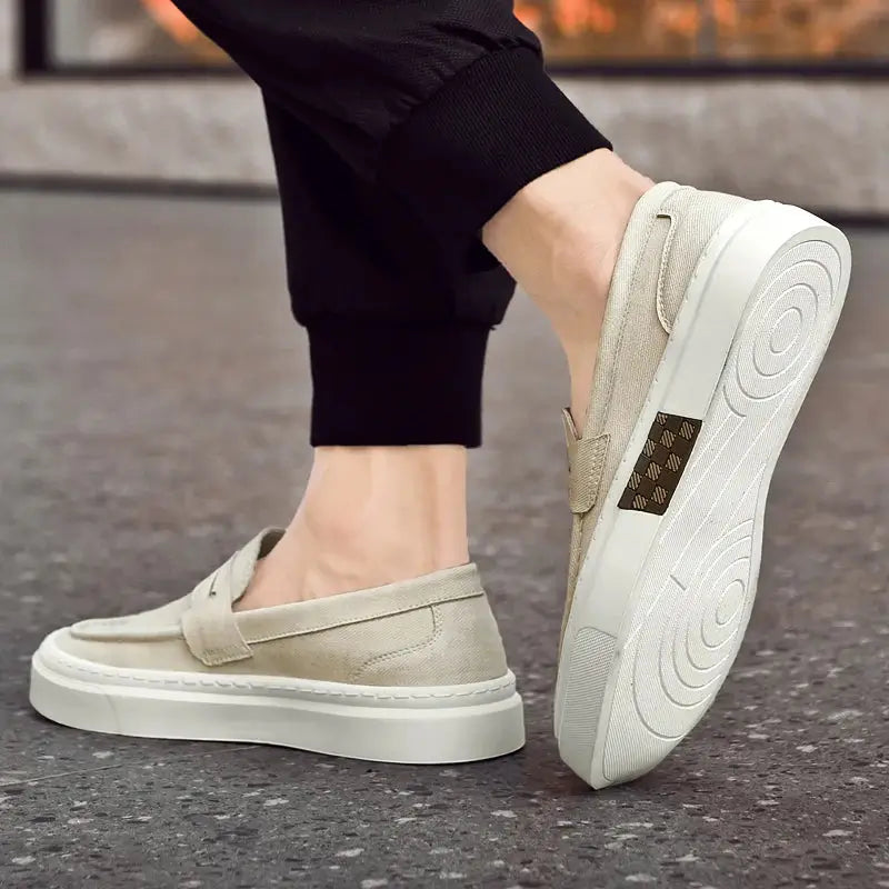 Loafer masculino em couro confortável, modelo casual, ideal para uso diário.