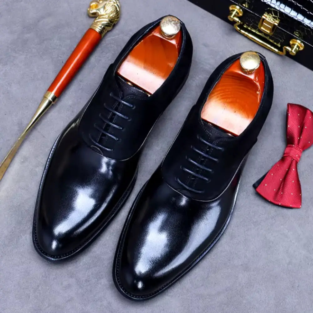 Sapato Masculino Oxford em couro confortável, modelo social, ideal para uso diário e ocasiões especiais.