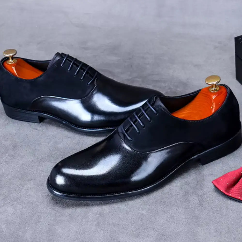Sapato Masculino Oxford em couro confortável, modelo social, ideal para uso diário e ocasiões especiais.