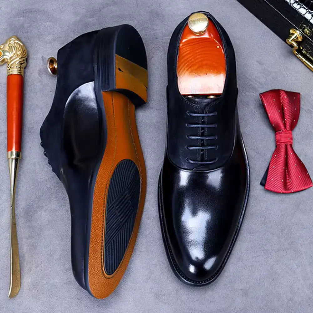 Sapato Masculino Oxford em couro confortável, modelo social, ideal para uso diário e ocasiões especiais.