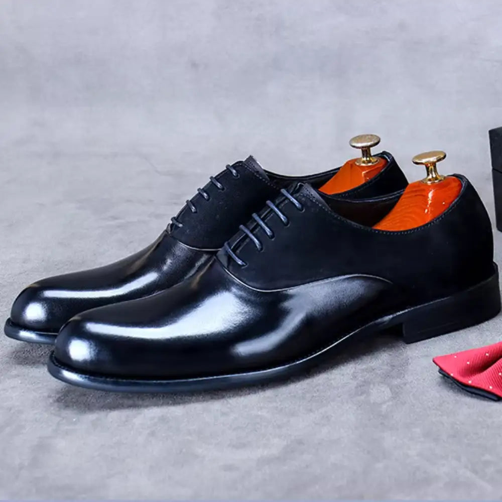 Sapato Masculino Oxford em couro confortável, modelo social, ideal para uso diário e ocasiões especiais.