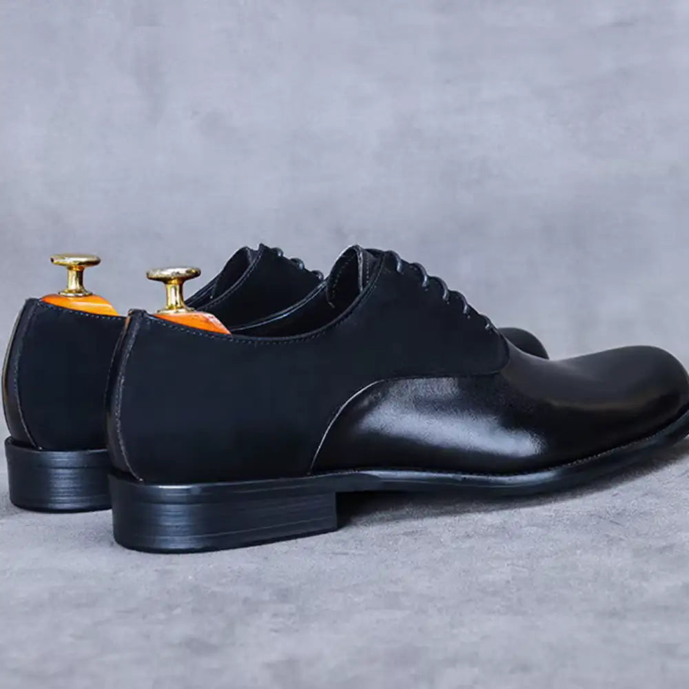 Sapato Masculino Oxford em couro confortável, modelo social, ideal para uso diário e ocasiões especiais.
