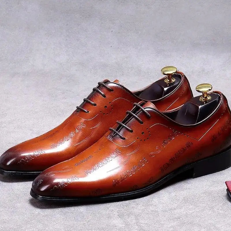 Sapato Masculino Oxford em couro confortável, modelo social, ideal para uso diário e ocasiões especiais.