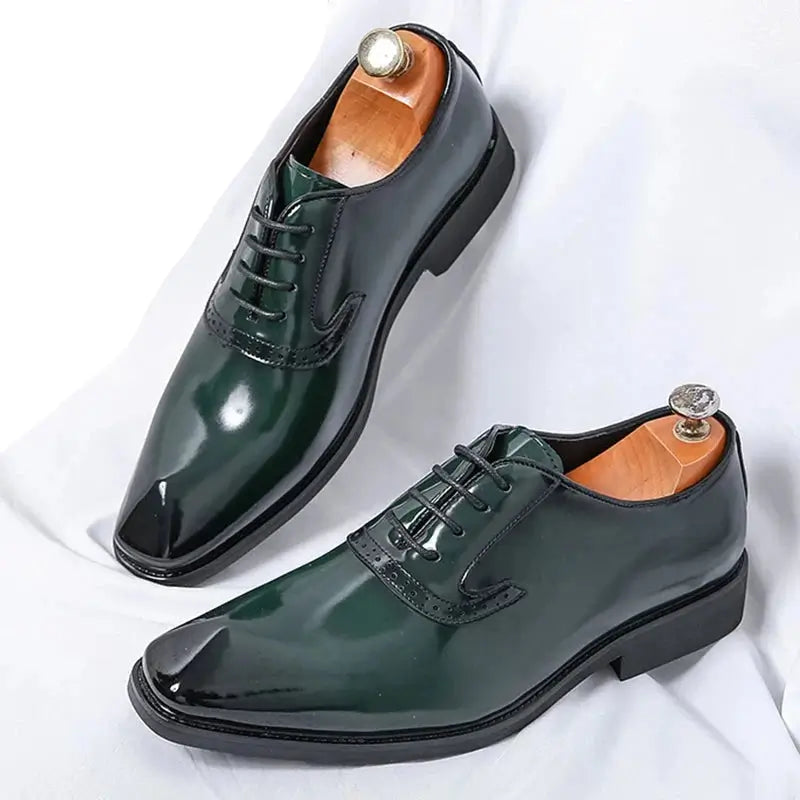 Sapato Masculino Oxford em couro confortável, modelo social, ideal para uso diário e ocasiões especiais.