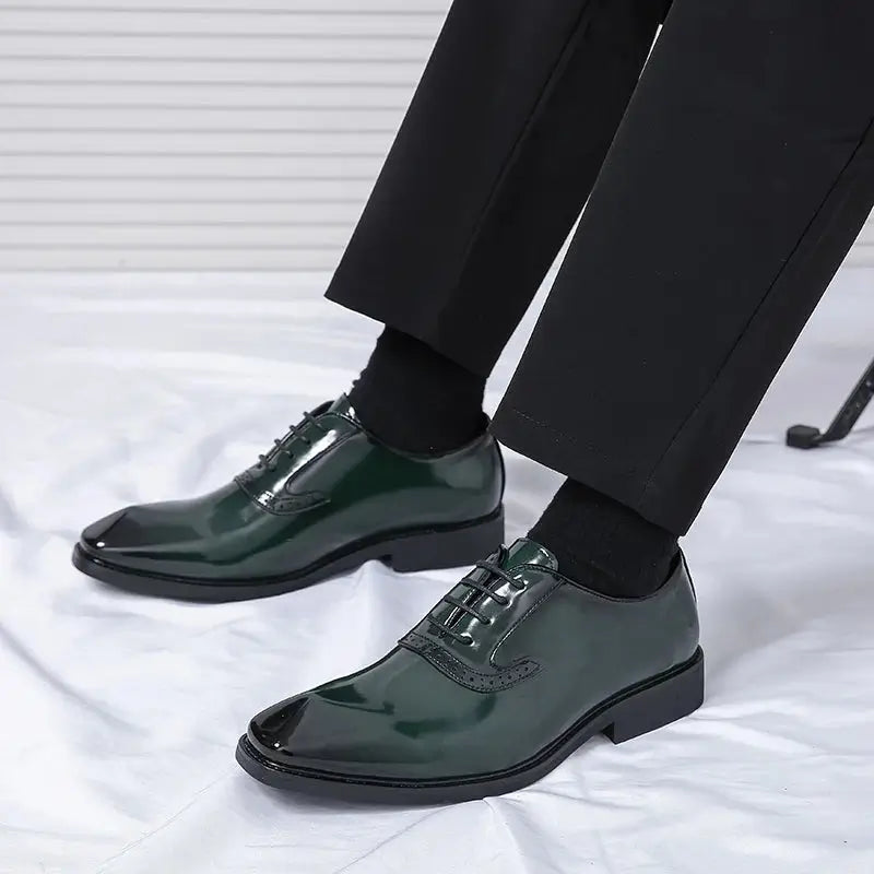 Sapato Masculino Oxford em couro confortável, modelo social, ideal para uso diário e ocasiões especiais.