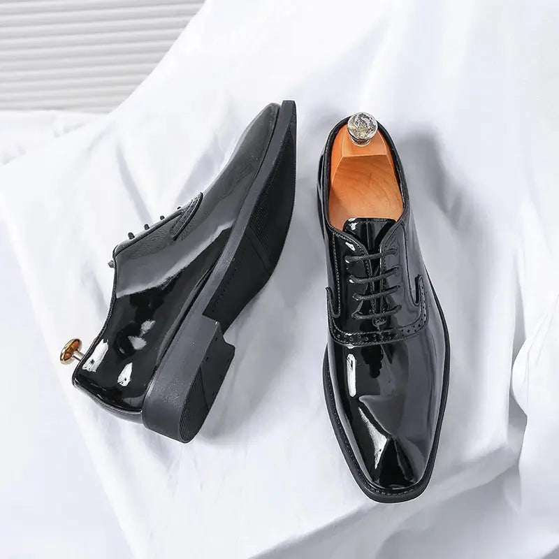 Sapato Masculino Oxford em couro confortável, modelo social, ideal para uso diário e ocasiões especiais.