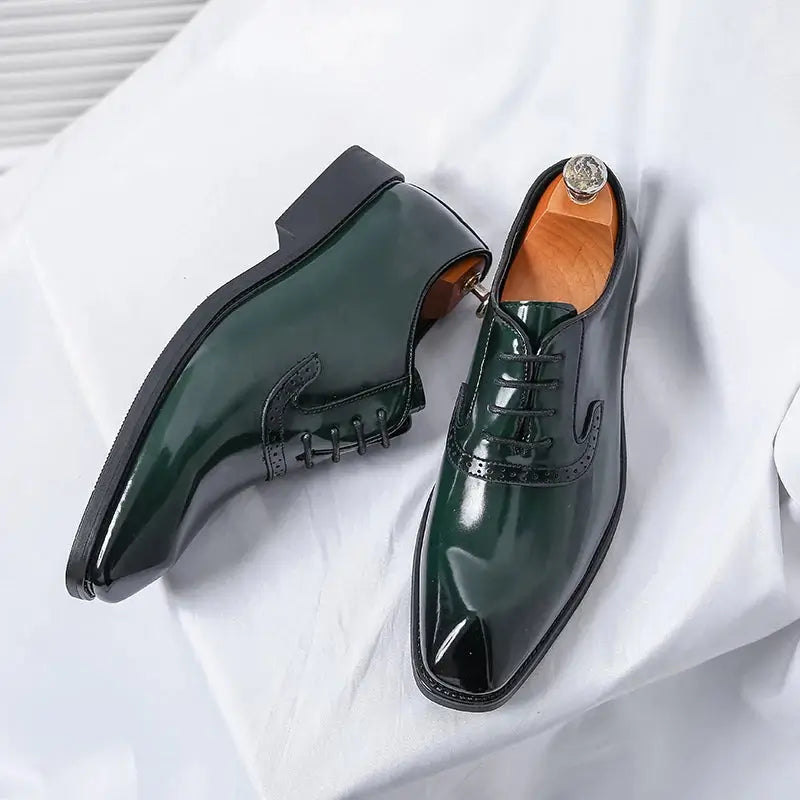 Sapato Masculino Oxford em couro confortável, modelo social, ideal para uso diário e ocasiões especiais.