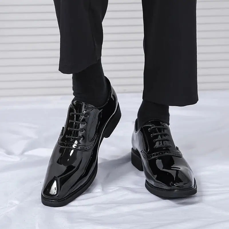 Sapato Masculino Oxford em couro confortável, modelo social, ideal para uso diário e ocasiões especiais.