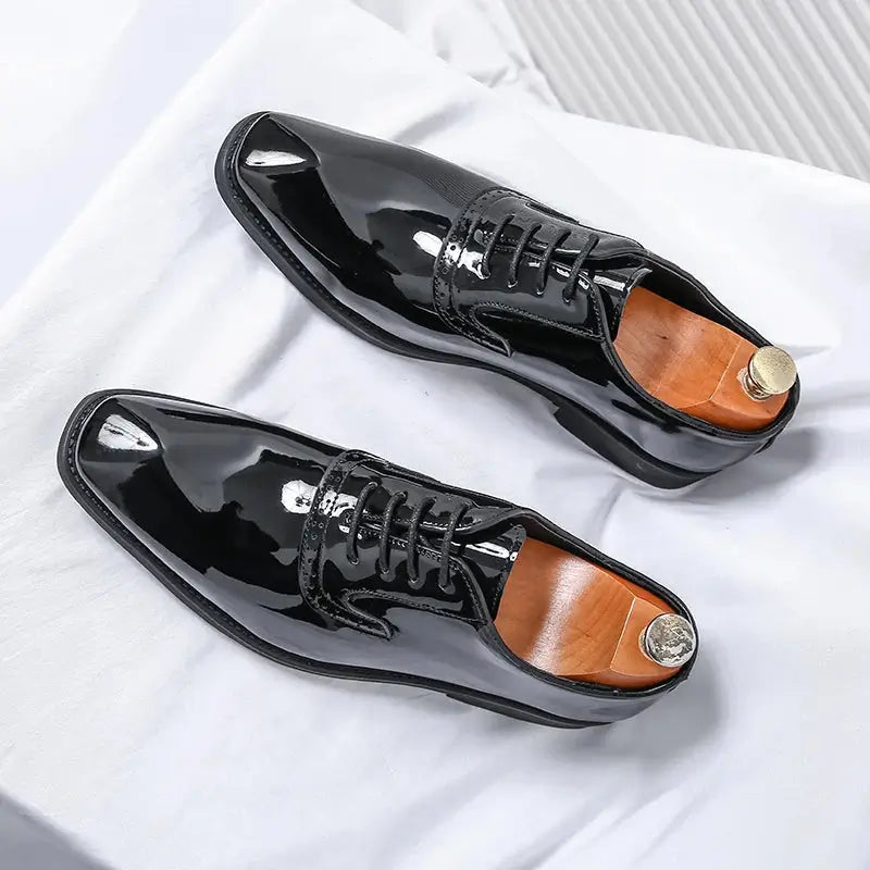 Sapato Masculino Oxford em couro confortável, modelo social, ideal para uso diário e ocasiões especiais.