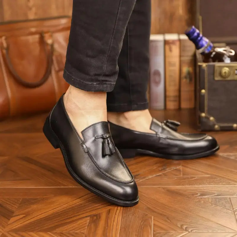 Sapato Mocassim Loafer Em Couro confortável, modelo social, ideal para uso diário e ocasiões especiais.