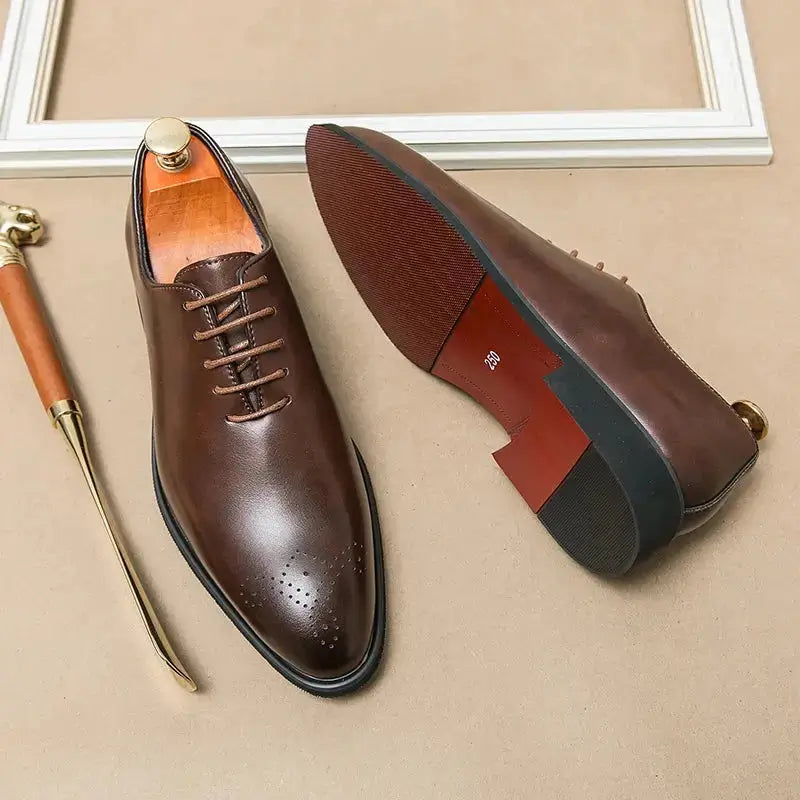 Sapato Oxford Masculino Em Couro confortável, modelo social, ideal para uso diário e ocasiões especiais.
