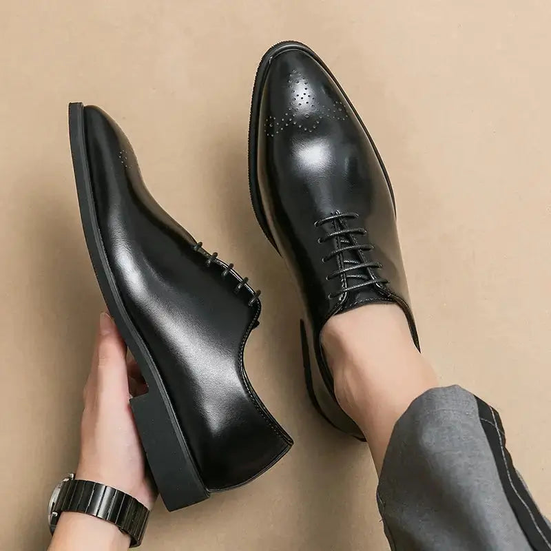 Sapato Oxford Masculino Em Couro confortável, modelo social, ideal para uso diário e ocasiões especiais.