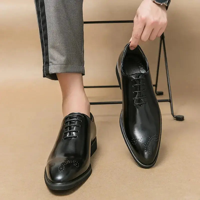 Sapato Oxford Masculino Em Couro confortável, modelo social, ideal para uso diário e ocasiões especiais.