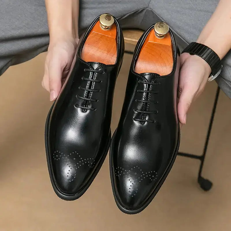 Sapato Oxford Masculino Em Couro confortável, modelo social, ideal para uso diário e ocasiões especiais.