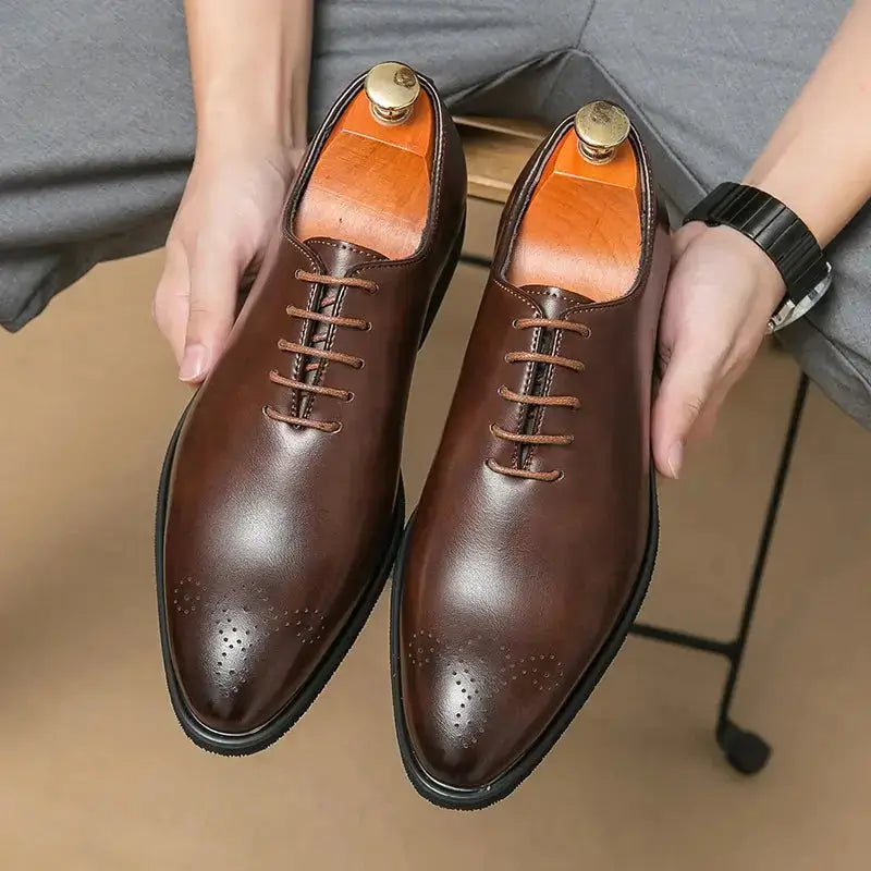 Sapato Oxford Masculino Em Couro confortável, modelo social, ideal para uso diário e ocasiões especiais.