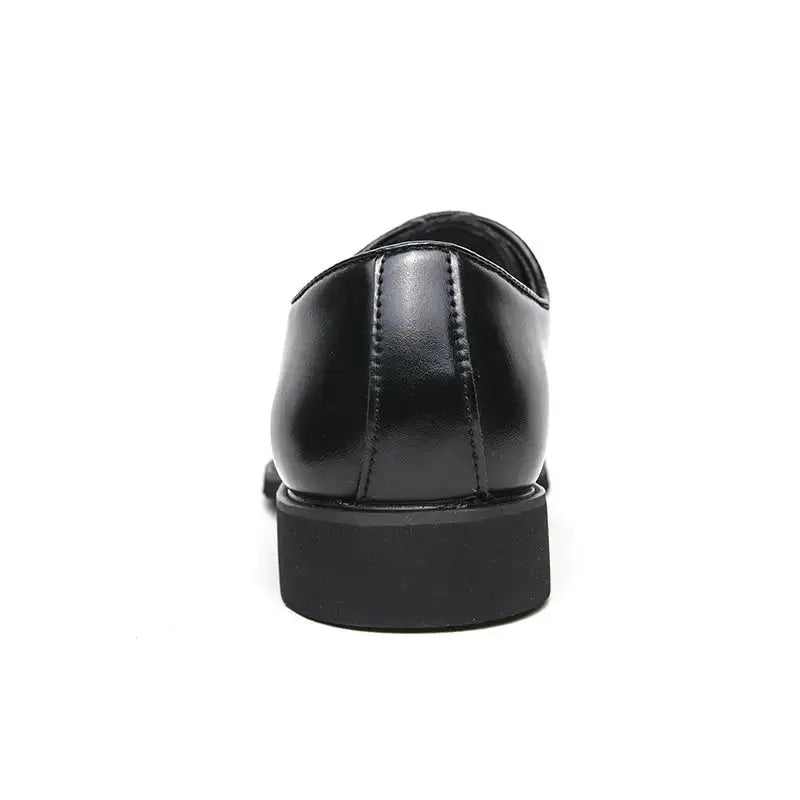 Sapato Oxford Masculino Em Couro confortável, modelo social, ideal para uso diário e ocasiões especiais.