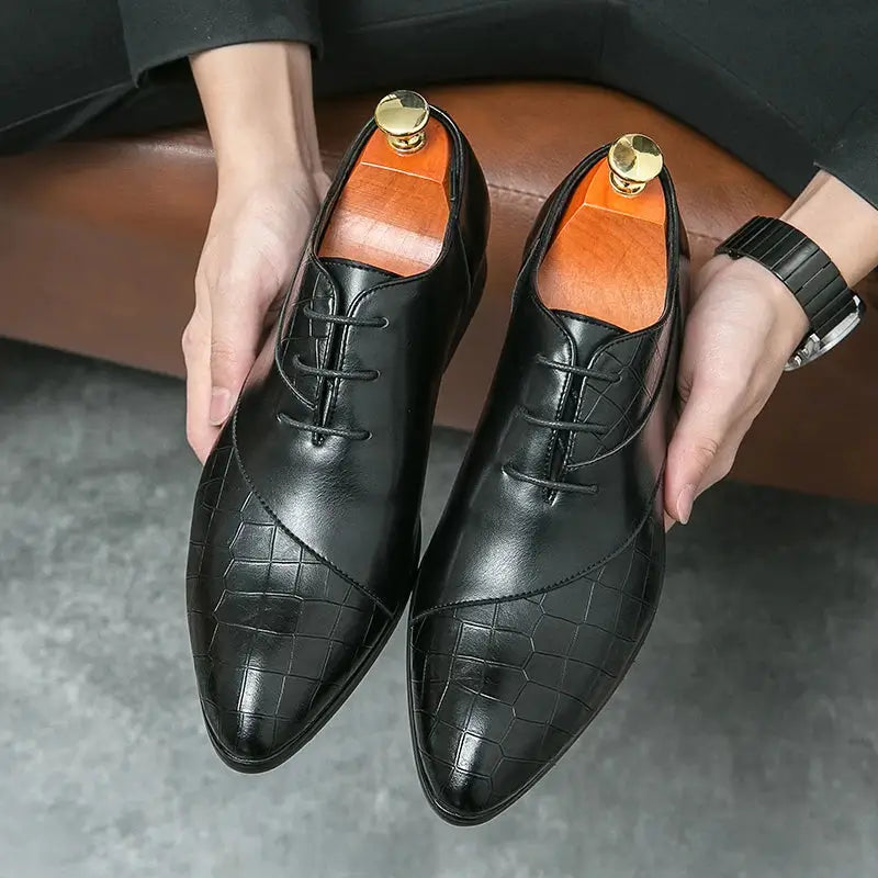 Sapato Social Masculino Oxford Em Couro, confortável modelo social, ideal para uso diário e ocasiões especiais.