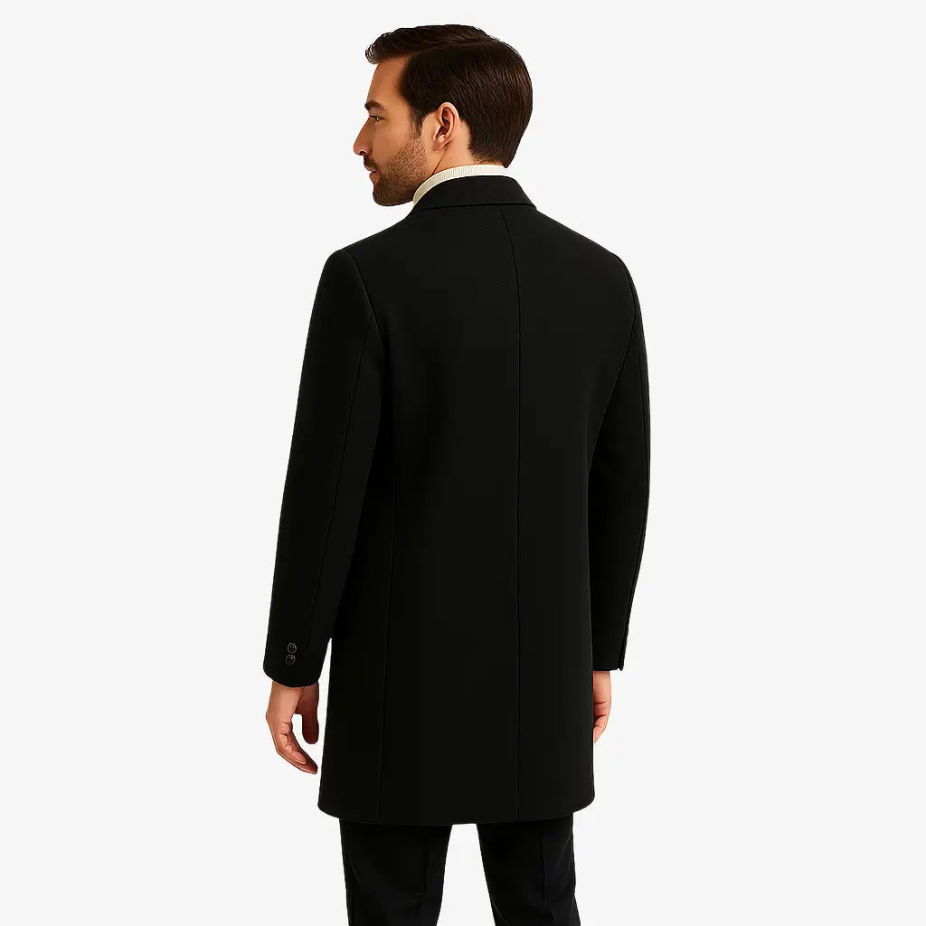 Homem vestindo sobretudo masculino preto longo em lã com corte clássico e abotoamento frontal