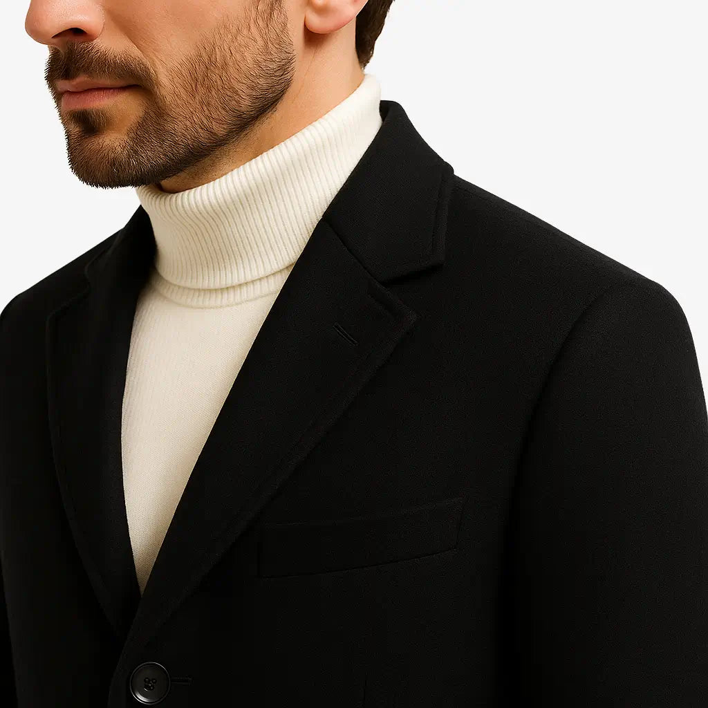 Homem vestindo sobretudo masculino preto longo em lã com corte clássico e abotoamento frontal