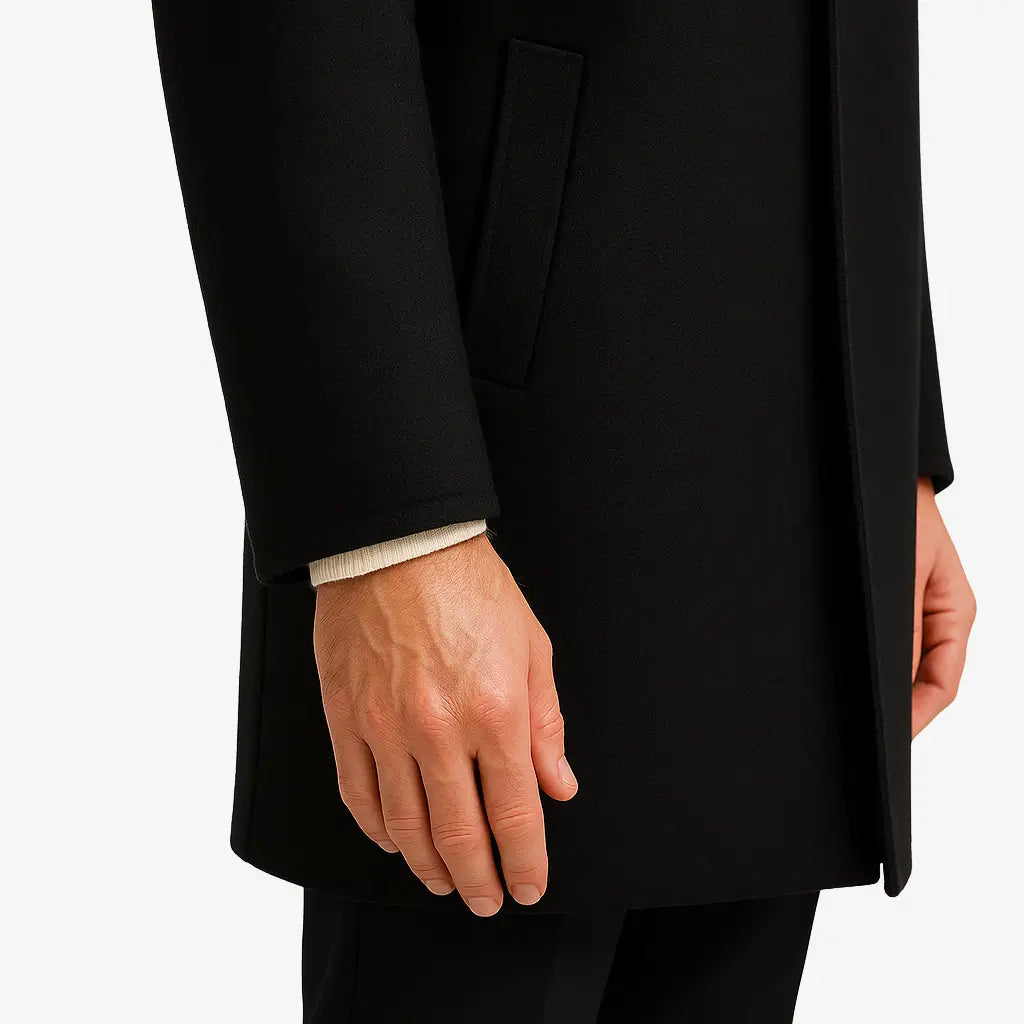 Homem vestindo sobretudo masculino preto longo em lã com corte clássico e abotoamento frontal