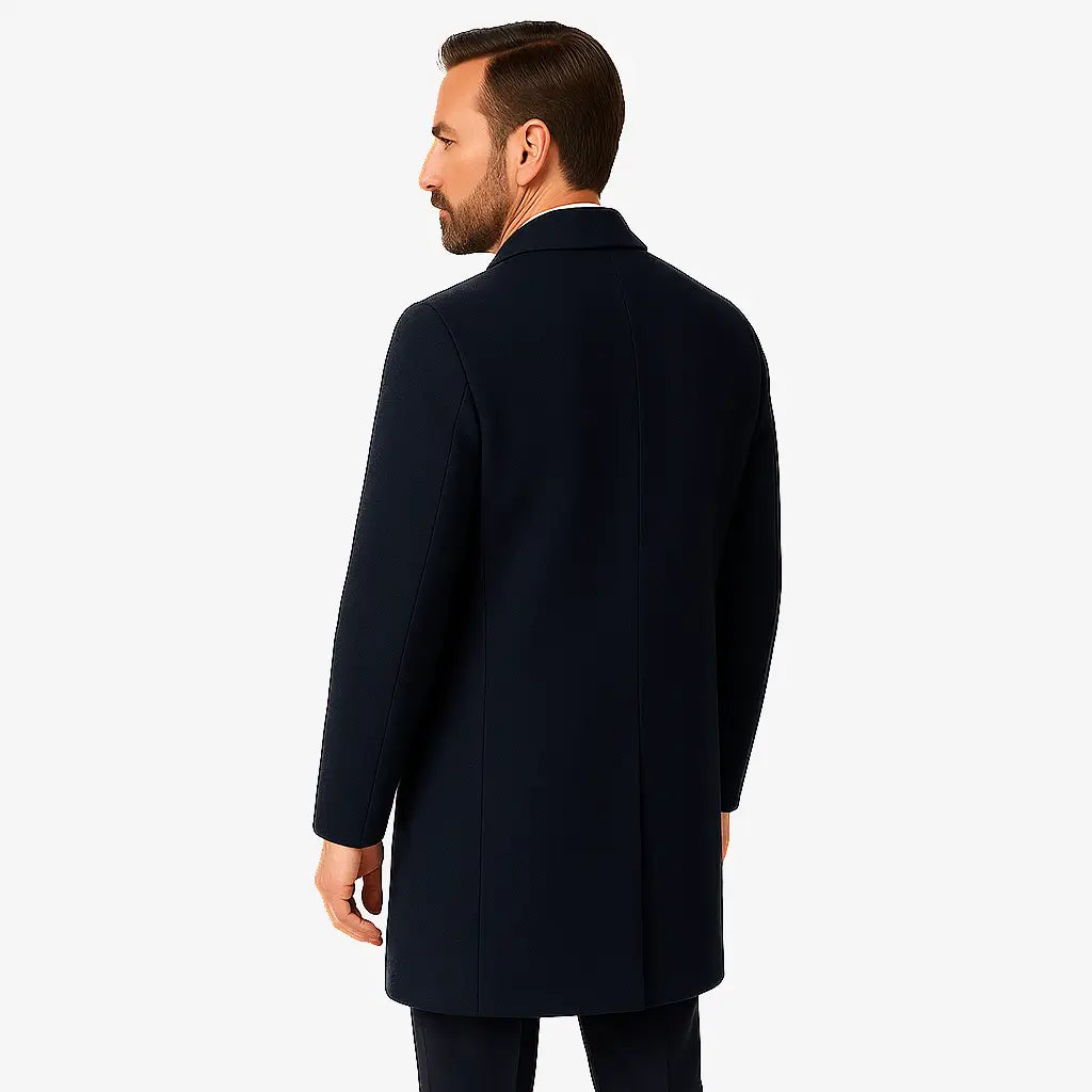 Homem vestindo sobretudo azul marinho masculino longo em cashmere com gola clássica