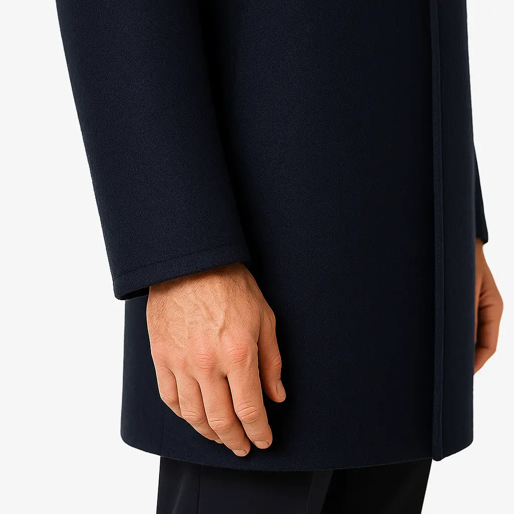 Homem vestindo sobretudo azul marinho masculino longo em cashmere com gola clássica