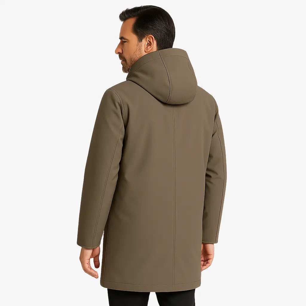 Homem vestindo sobretudo masculino longo com capuz, bolsos frontais e gola alta