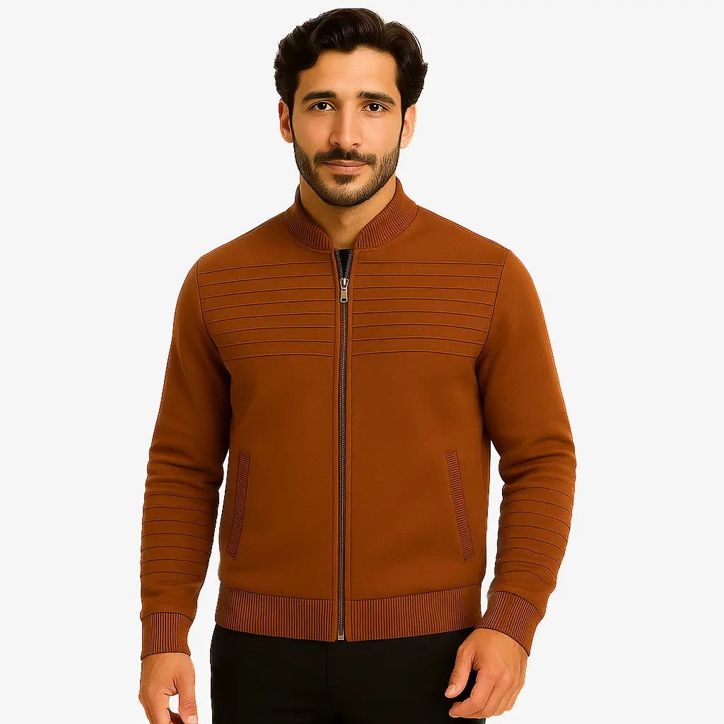 Homem usando suéter masculino marrom com zíper e detalhe em relevo no peito, gola careca canelada e bolso lateral, ideal para outono/inverno.