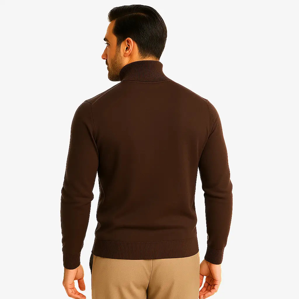 Homem vestindo suéter masculino marrom com gola alta canelada, ideal para o inverno e looks sofisticados