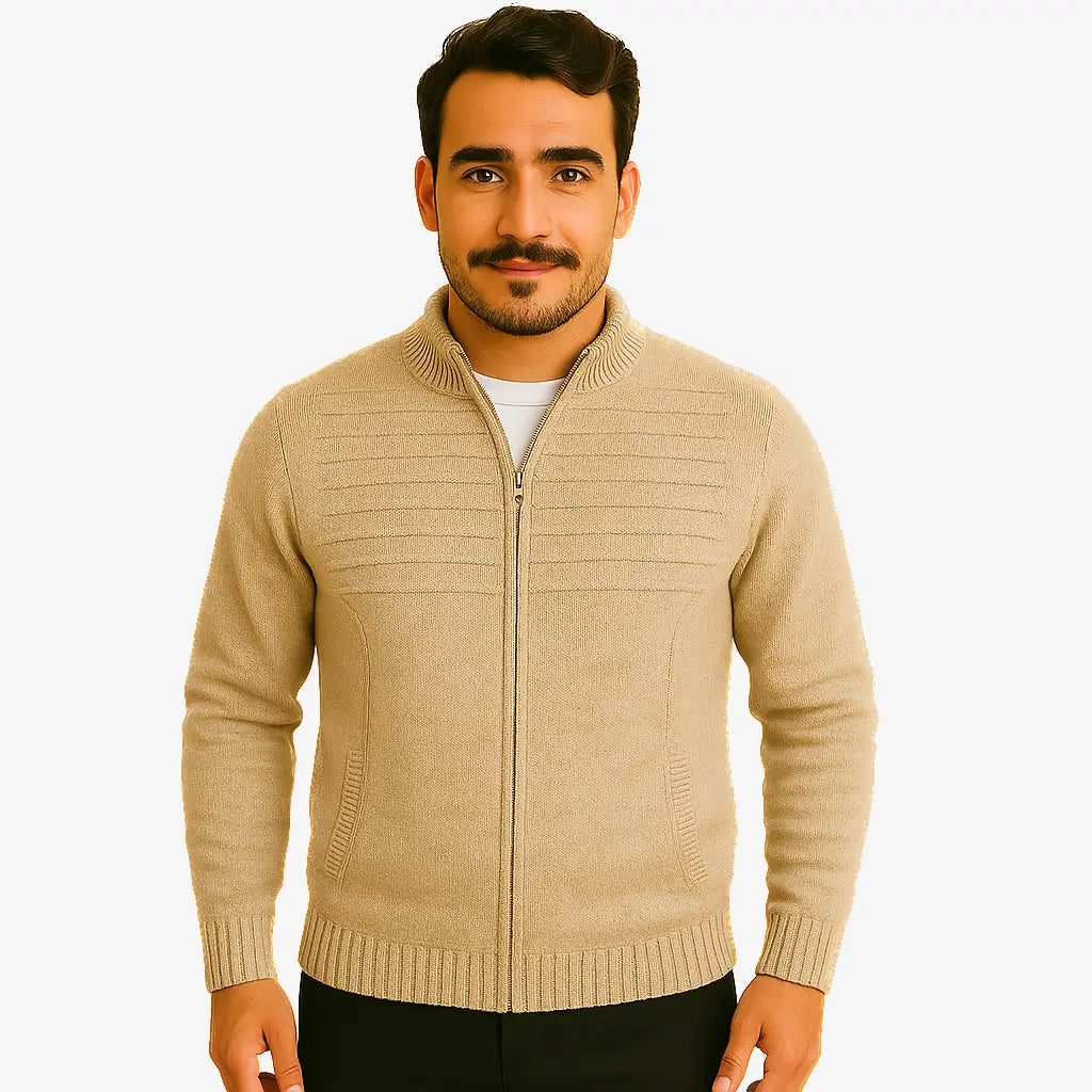 Homem vestindo suéter masculino bege com zíper frontal e textura canelada no peito, ideal para outono e inverno.