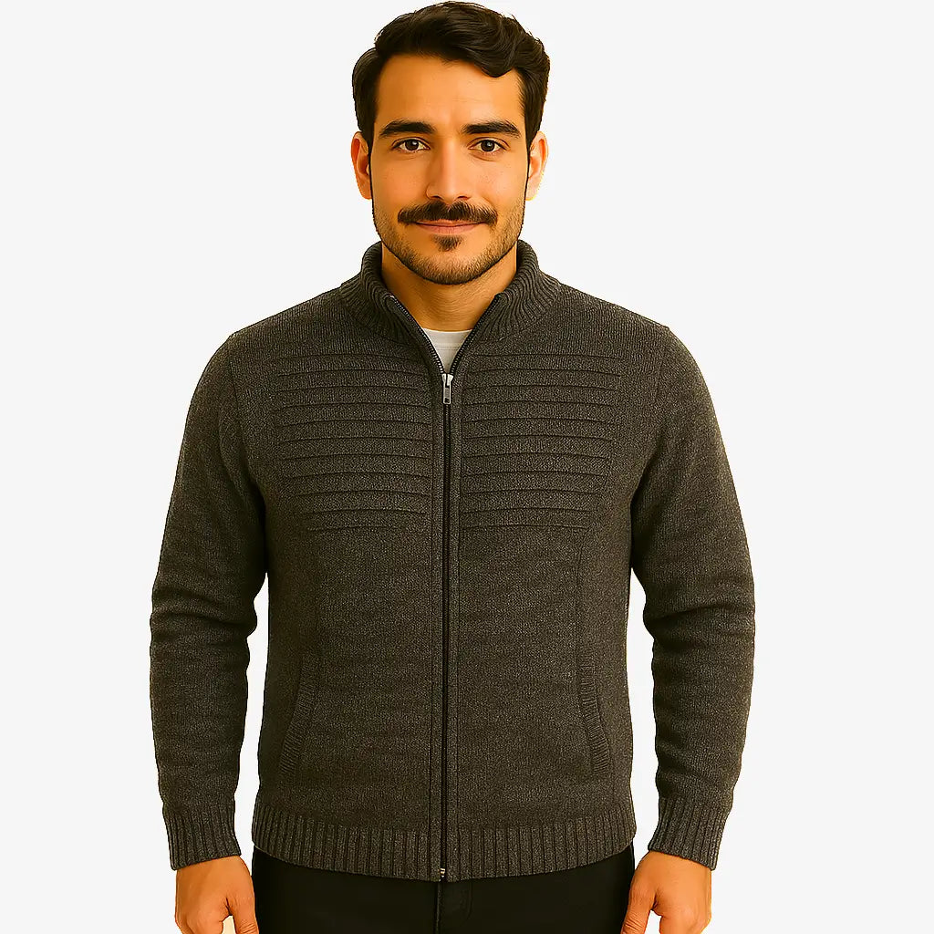 Homem vestindo suéter masculino cinza com zíper frontal e textura canelada no peito, ideal para outono e inverno.