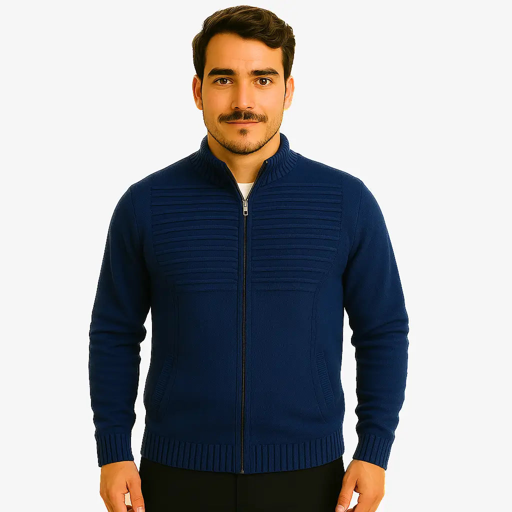 Homem vestindo suéter masculino azul marinho com zíper frontal e textura canelada no peito, ideal para outono e inverno.