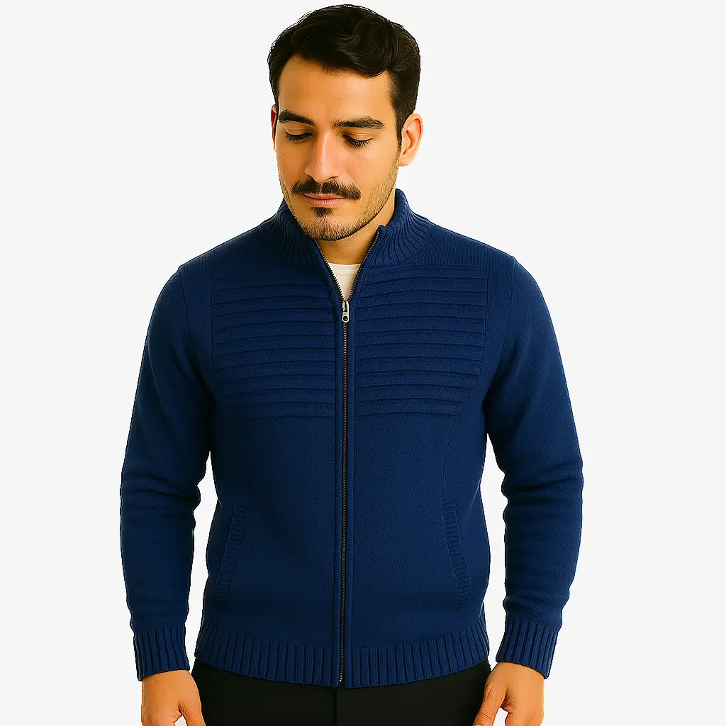Homem vestindo suéter masculino azul marinho com zíper frontal e textura canelada no peito, ideal para outono e inverno.