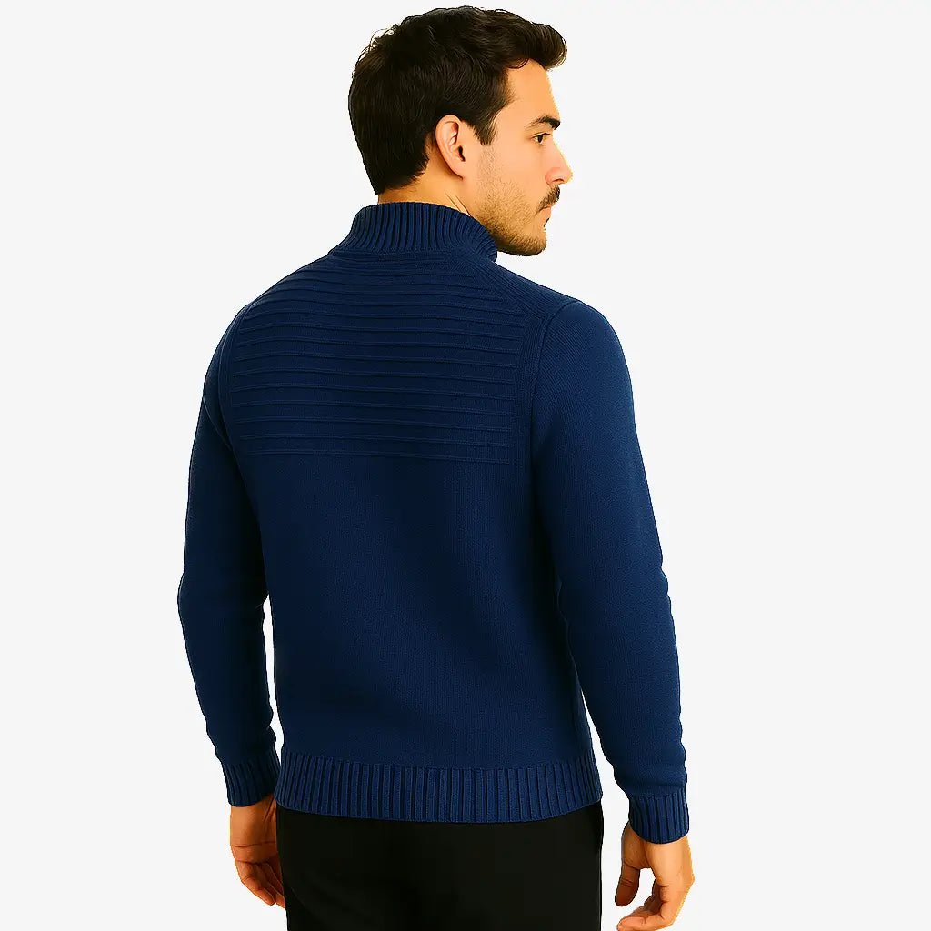 Homem vestindo suéter masculino azul marinho com zíper frontal e textura canelada no peito, ideal para outono e inverno.