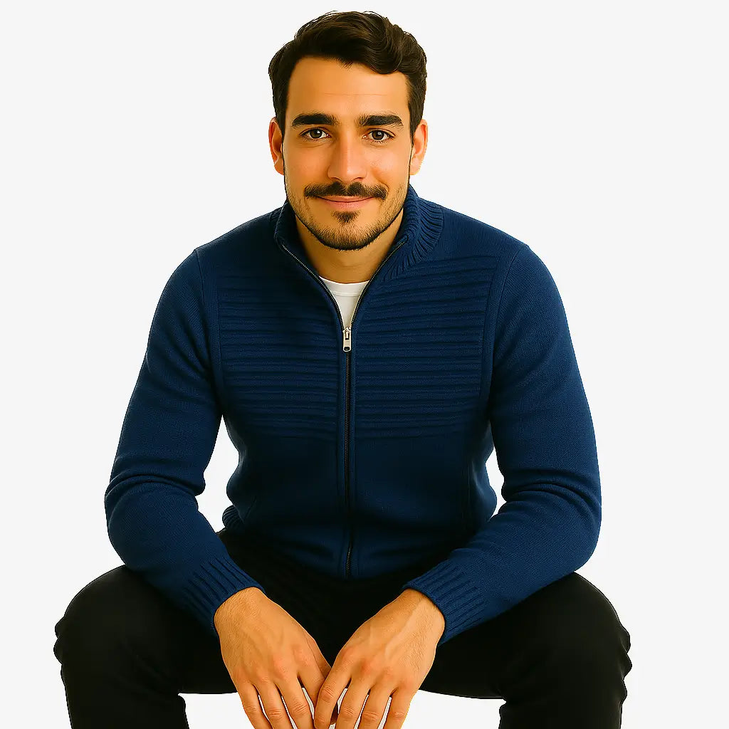 Homem vestindo suéter masculino azul marinho com zíper frontal e textura canelada no peito, ideal para outono e inverno.